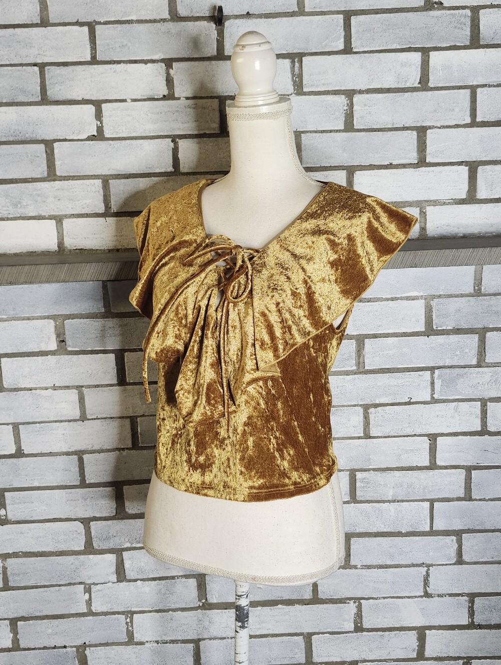 • Charlotte Russe Junior's Sleeveless Velour Ruffle Front Tie Top Large Gold